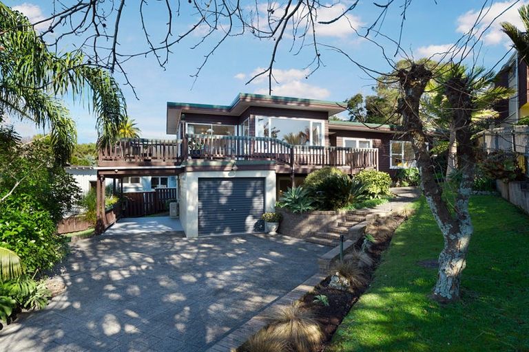 Photo of property in 28 Manhattan Heights, Glendene, Auckland, 0602