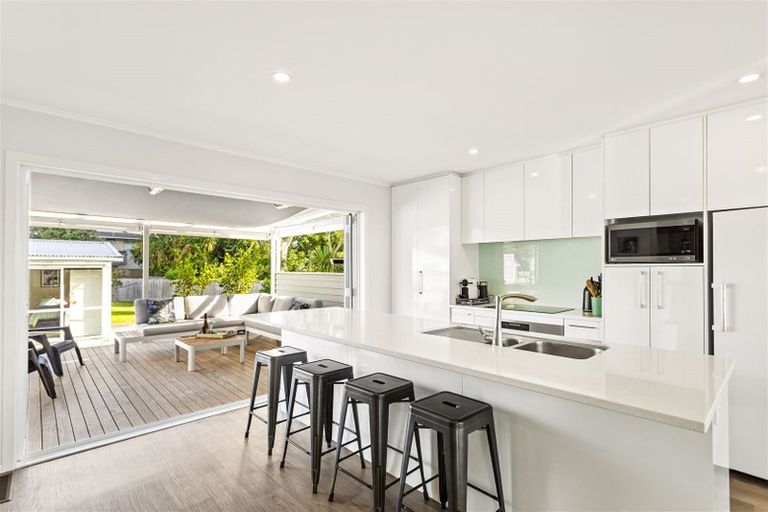 Photo of property in 27 Gill Avenue, Te Atatu Peninsula, Auckland, 0610