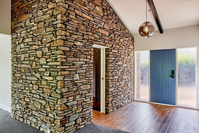 Photo of property in 21 Rewarewa Crescent, Waikanae, 5036