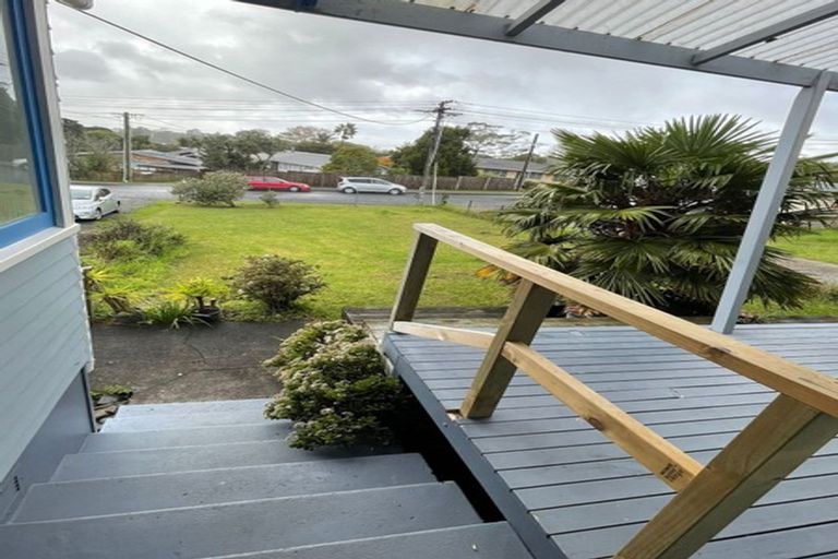 Photo of property in 5 Lex Avenue, Green Bay, Auckland, 0604
