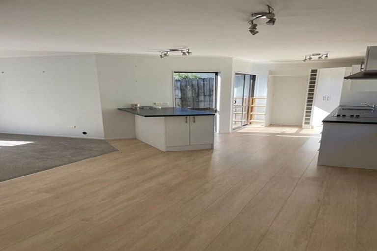 Photo of property in 1/865 Beach Road, Waiake, Auckland, 0630