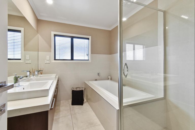 Photo of property in 14 Corsica Way, Karaka, Papakura, 2113