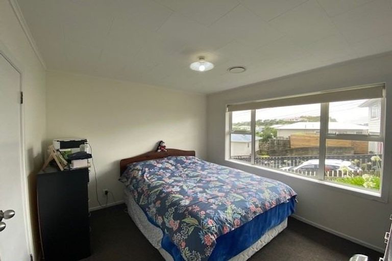 Photo of property in 32 Kenmore Street, Newlands, Wellington, 6037