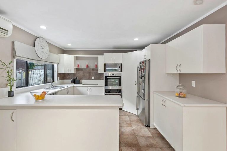 Photo of property in 2/26 Centorian Drive, Windsor Park, Auckland, 0632