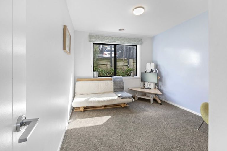 Photo of property in 16 Piper Way, Newlands, Wellington, 6037