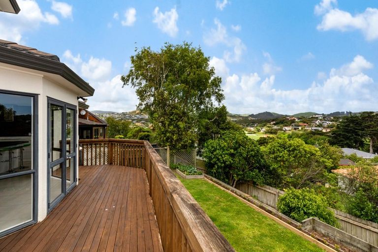 Photo of property in 6 Saunders Close, Whitby, Porirua, 5024
