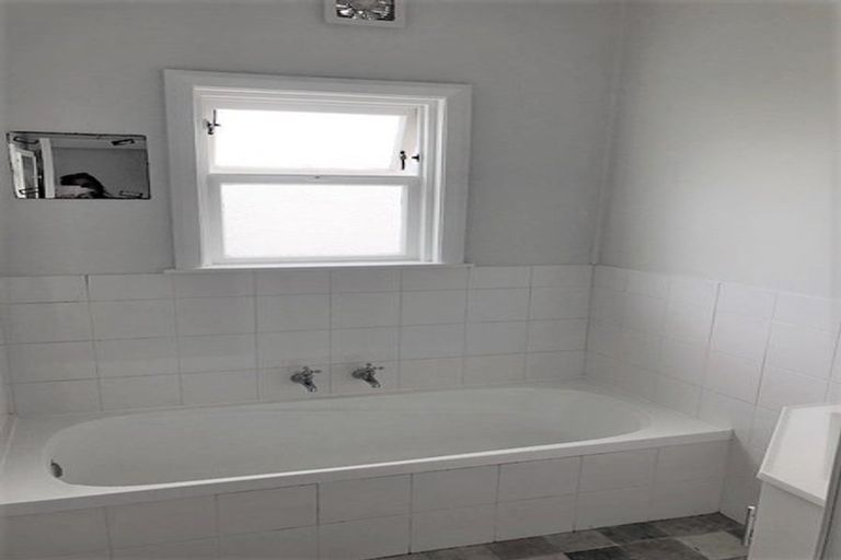 Photo of property in 35 Cavendish Square, Strathmore Park, Wellington, 6022