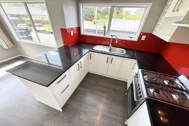 Photo of property in 9 Woodman Place, West Harbour, Auckland, 0618
