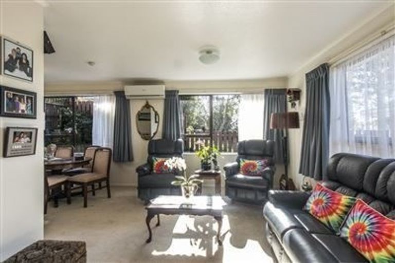 Photo of property in 4f2 Stewart Drive, Newlands, Wellington, 6037