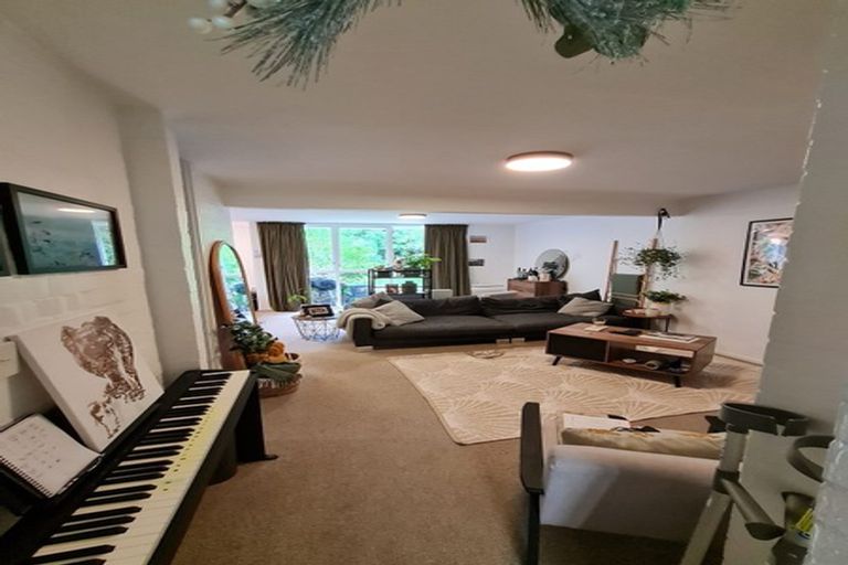 Photo of property in 141 Churton Drive, Churton Park, Wellington, 6037