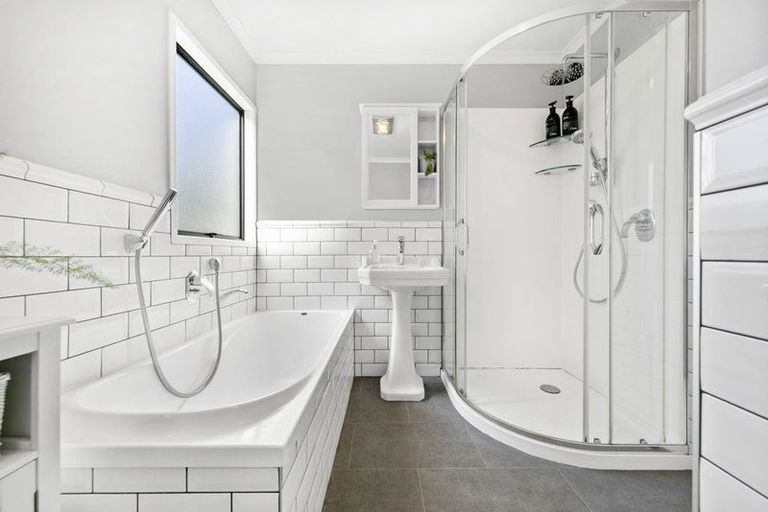 Photo of property in 1 Awatahi Place, Greenhithe, Auckland, 0632