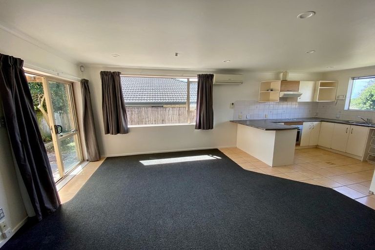 Photo of property in 8 Piriti Place, Weymouth, Auckland, 2103