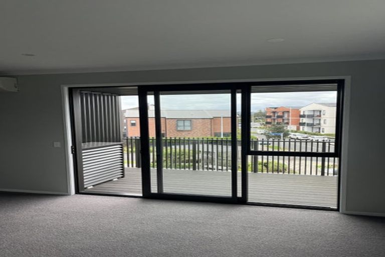 Photo of property in 4/1 Ko Roa Lane, Hobsonville, 0616