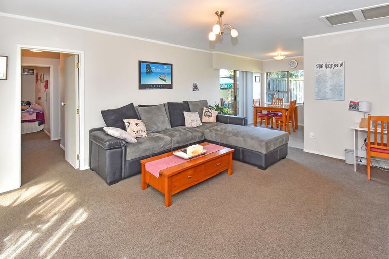 Photo of property in 2/12 Grove Road, Papakura, 2110