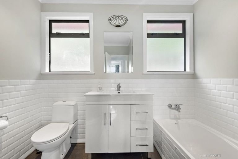 Photo of property in 102 Ruskin Road, Newlands, Wellington, 6037