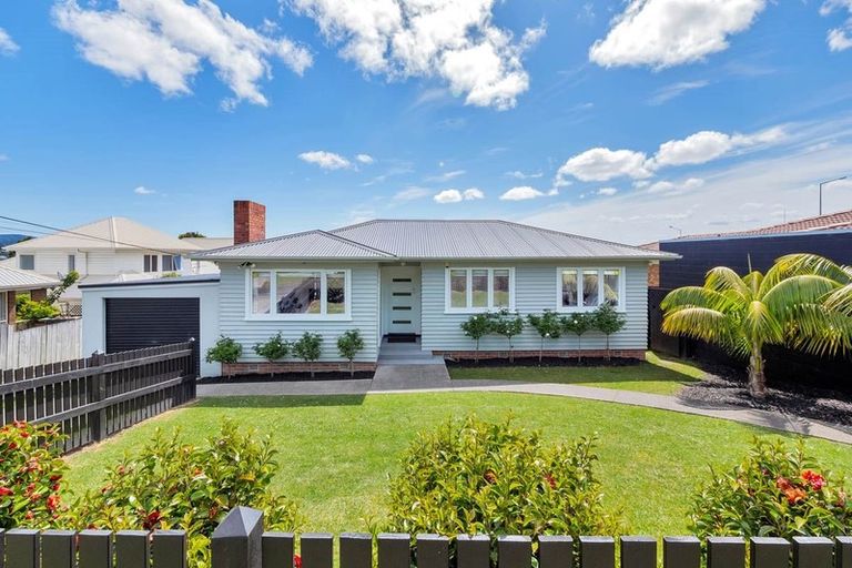 Photo of property in 1 Newington Road, Henderson, Auckland, 0612
