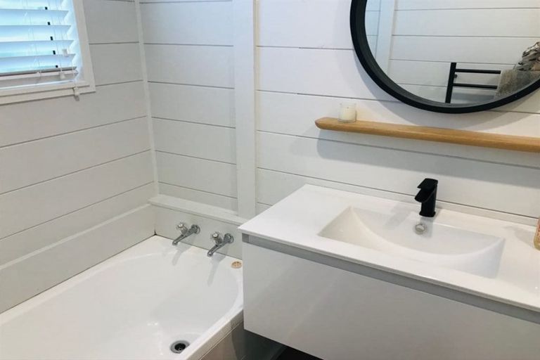 Photo of property in 2/35 Sunnynook Road, Forrest Hill, Auckland, 0620