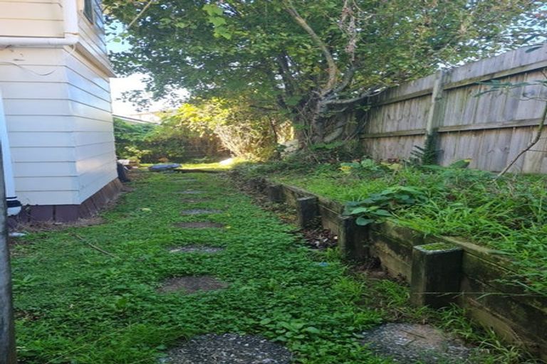 Photo of property in 2/52 Harrington Road, Henderson, Auckland, 0610
