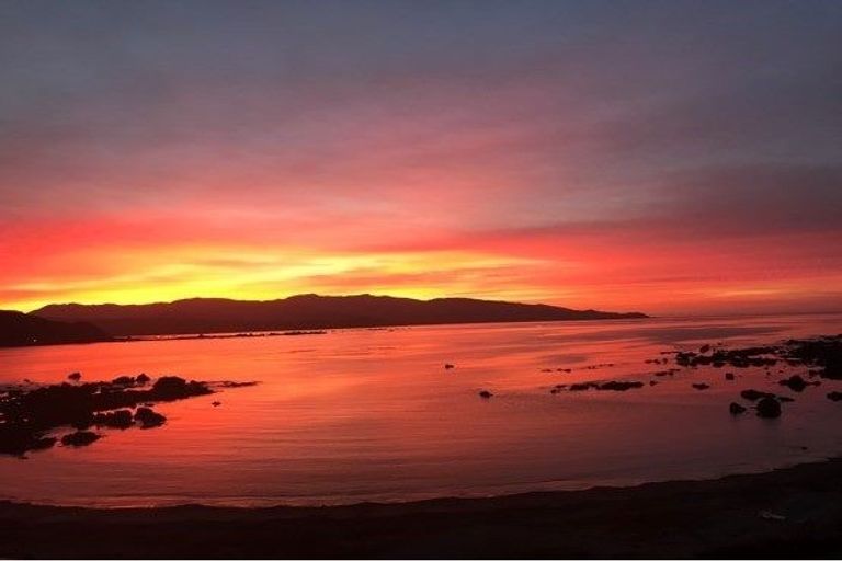 Photo of property in 416 Queens Drive, Lyall Bay, Wellington, 6022