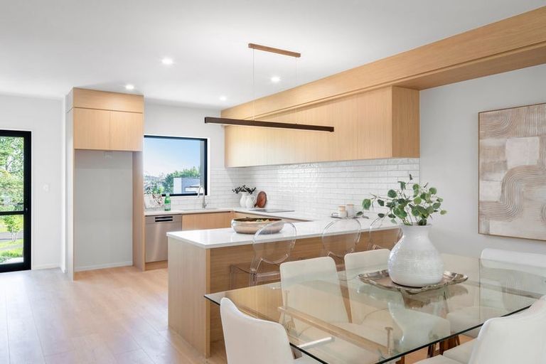 Photo of property in 2/9 Rengarenga Rise, Fairview Heights, Auckland, 0632