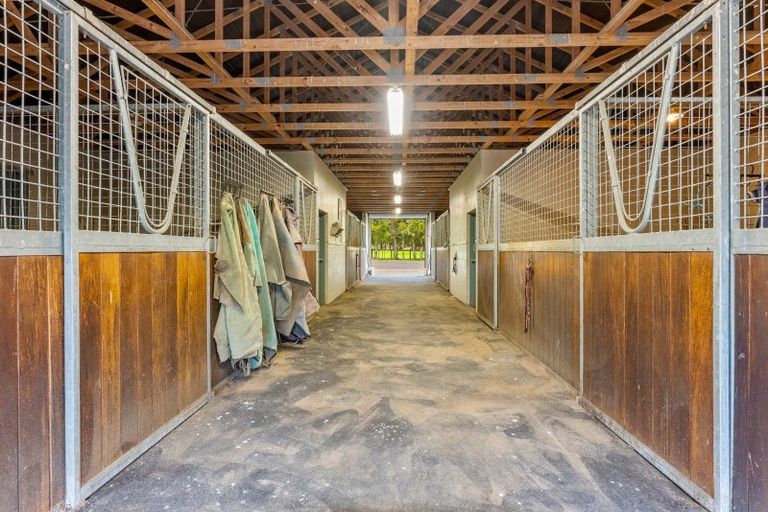 Photo of property in 744 Waitakere Road, Kumeu, 0891