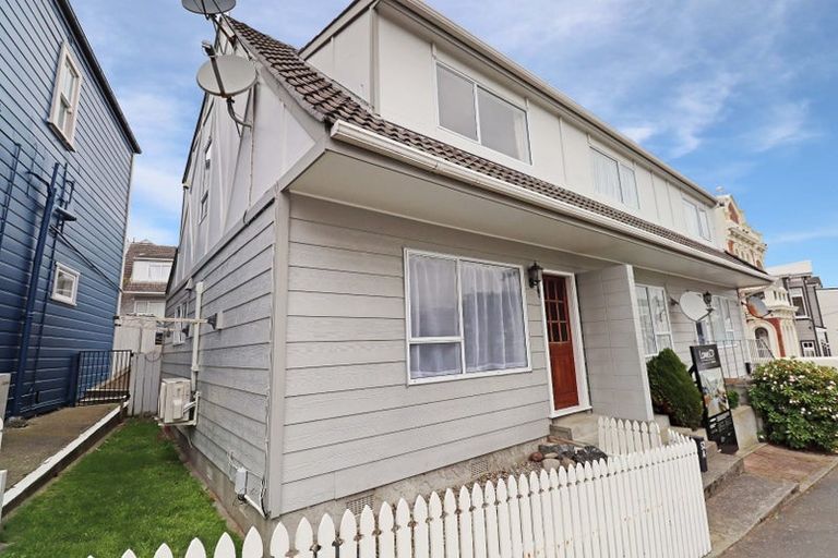 Photo of property in 52 Roxburgh Street, Mount Victoria, Wellington, 6011
