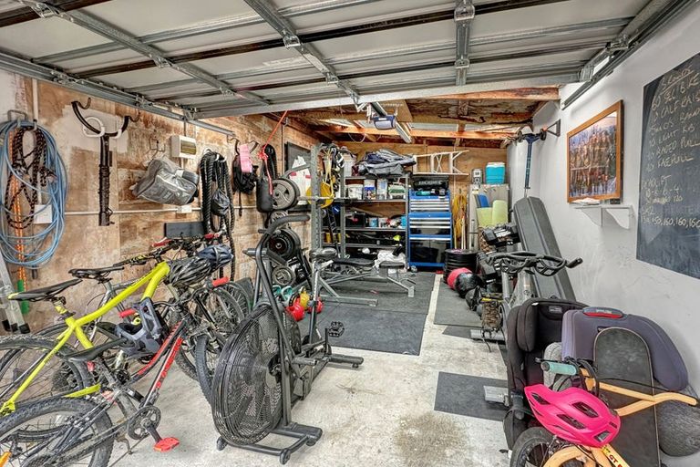 Photo of property in 45 Heretaunga Square, Silverstream, Upper Hutt, 5019