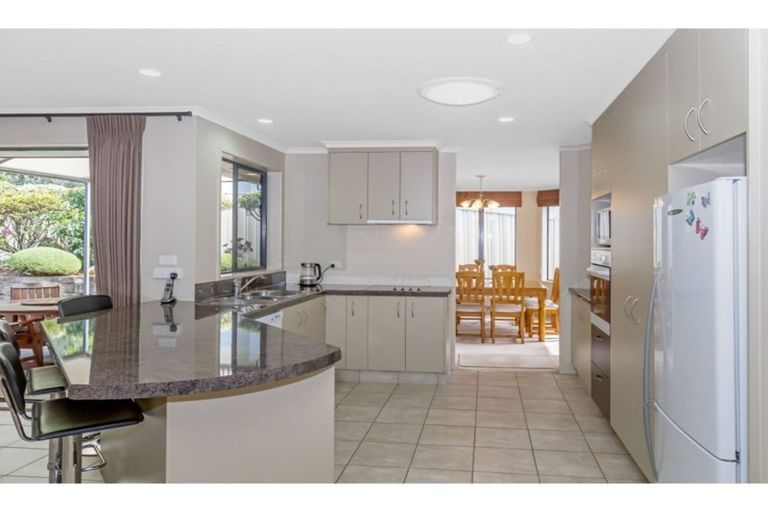 Photo of property in 66 Grovenor Drive, Orewa, 0931