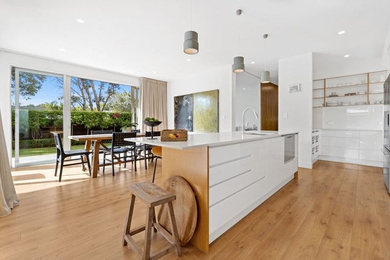 Photo of property in 52 Walton Street, Red Beach, 0932