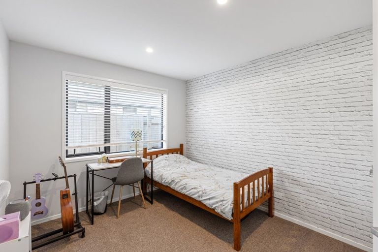 Photo of property in 17 Cyprus Place, Fitzherbert, Palmerston North, 4410