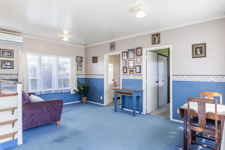 Photo of property in 73 Hutchinson Avenue, New Lynn, Auckland, 0600