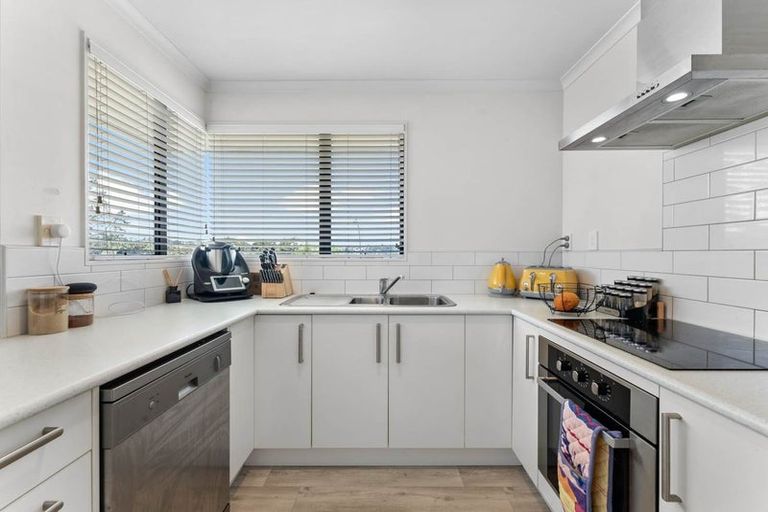 Photo of property in 32 Hewlett Road, Massey, Auckland, 0614