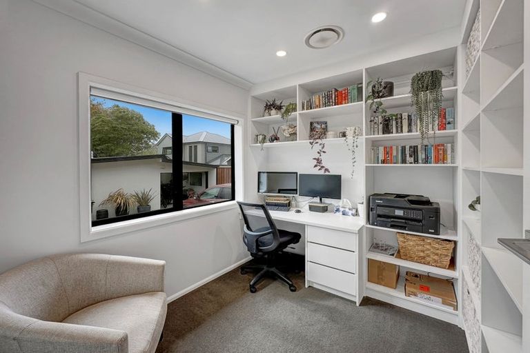 Photo of property in 45 Heretaunga Square, Silverstream, Upper Hutt, 5019