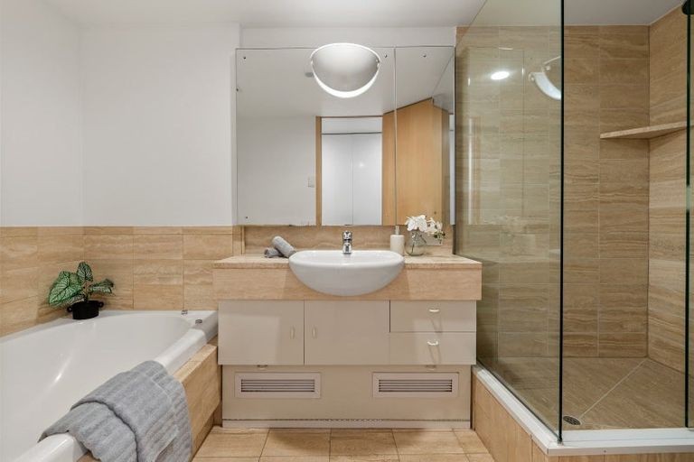 Photo of property in 2/326 Oriental Parade, Oriental Bay, Wellington, 6011