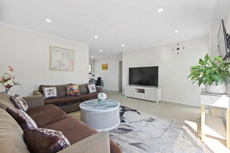 Photo of property in 2/30 Kindergarten Drive, Conifer Grove, Takanini, 2112