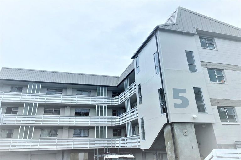 Photo of property in 5 Hawker Street, Mount Victoria, Wellington, 6011