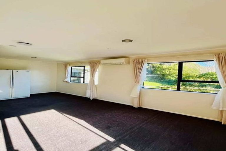 Photo of property in 6 Ruth Grove, Karori, Wellington, 6012