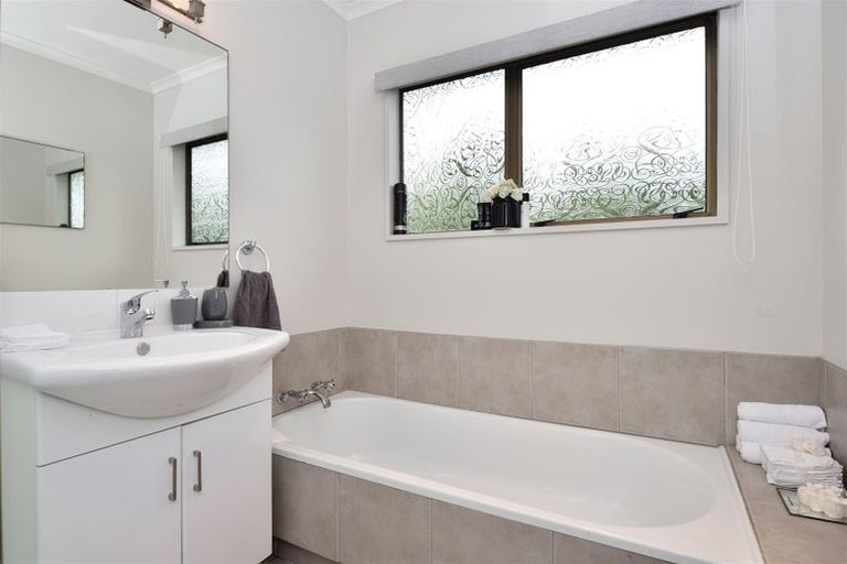 Photo of property in 3b Lillian Place, Orewa, 0931