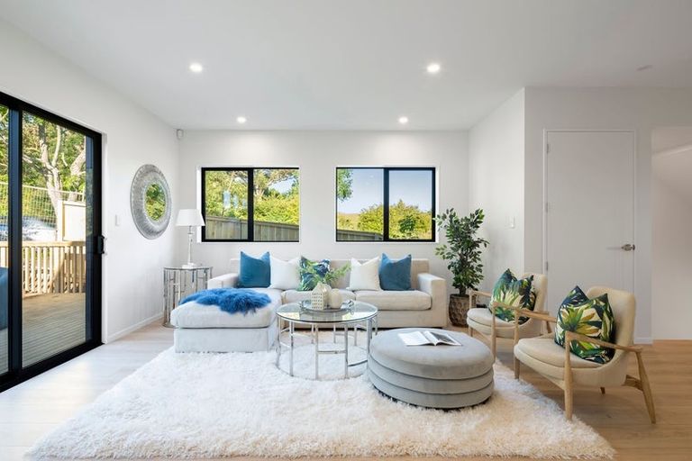 Photo of property in 2/9 Rengarenga Rise, Fairview Heights, Auckland, 0632