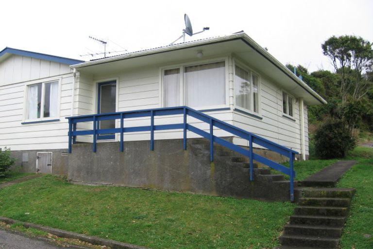 Photo of property in 2a Merritt Way, Newlands, Wellington, 6037