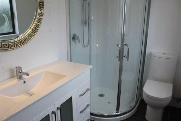 Photo of property in 2 Ware Place, Pakuranga Heights, Auckland, 2010