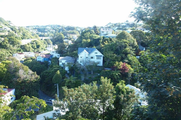 Photo of property in 24 Garden Road, Northland, Wellington, 6012