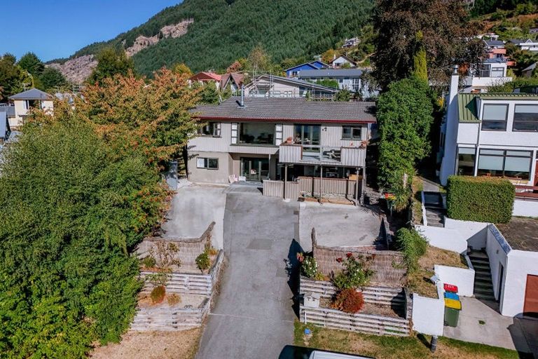 Photo of property in 6 Wynyard Crescent, Fernhill, Queenstown, 9300