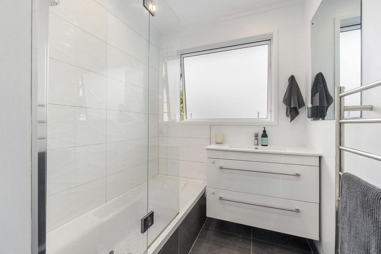 Photo of property in 32 Allington Road, Massey, Auckland, 0614