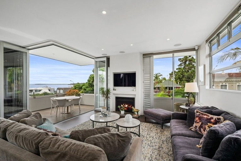Photo of property in 2/2a Earnoch Avenue, Takapuna, Auckland, 0622