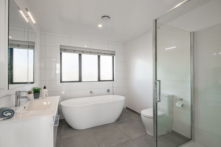 Photo of property in 140 Amesbury Drive, Churton Park, Wellington, 6037