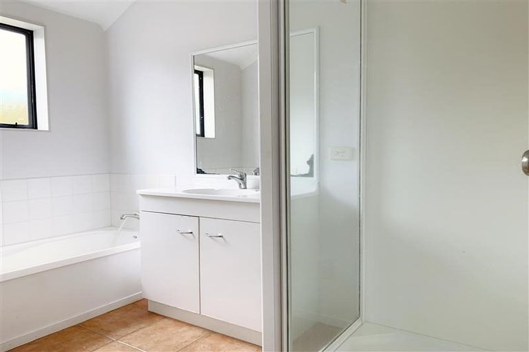 Photo of property in 18 Plumstead Rise, Glen Eden, Auckland, 0602