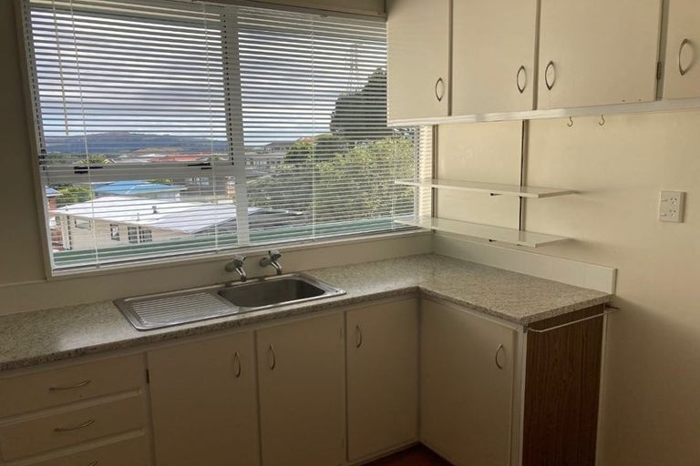 Photo of property in 35a Edgecombe Street, Newlands, Wellington, 6037