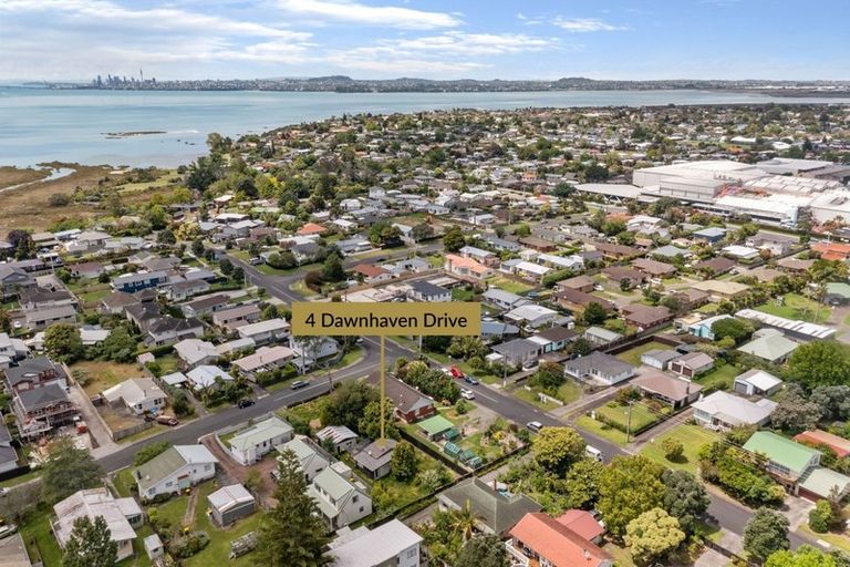 Photo of property in 4 Dawnhaven Drive, Te Atatu Peninsula, Auckland, 0610
