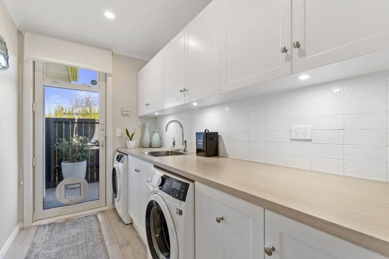 Photo of property in 2 Glen Bridge Lane, Harewood, Christchurch, 8051